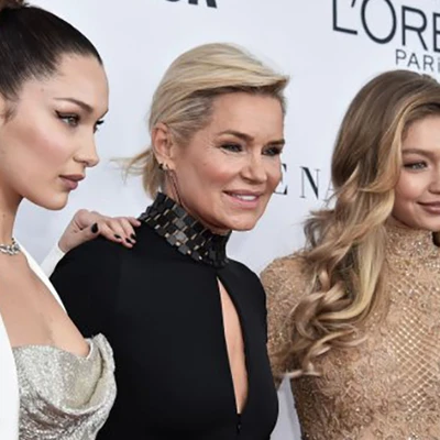 Bella Hadid chung vui cùng chị gái Gigi Hadid khi được nhận giải thưởng "Woman Of The Year"