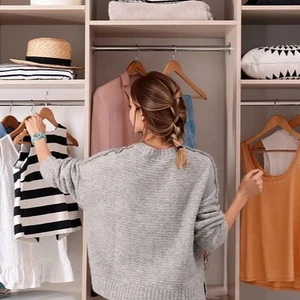 cô gái đứng trước dọn dẹp tủ quần áo