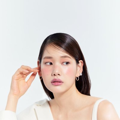 cô gái sử dụng highlighter của glint