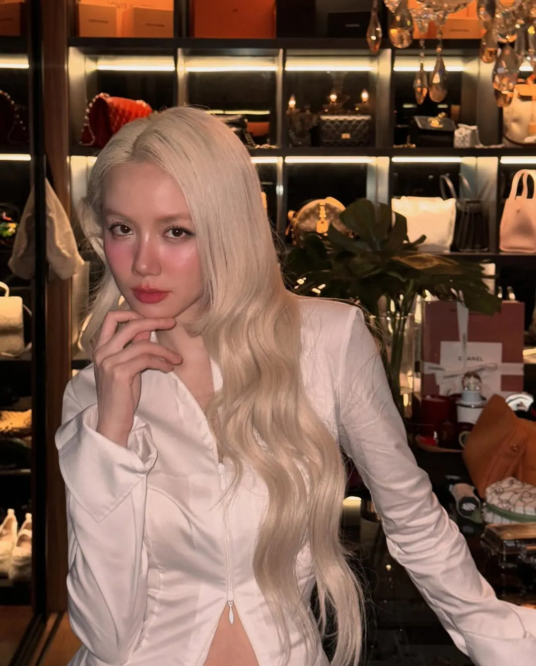 áo sơ mi satin chuẩn "Parisian-chic"