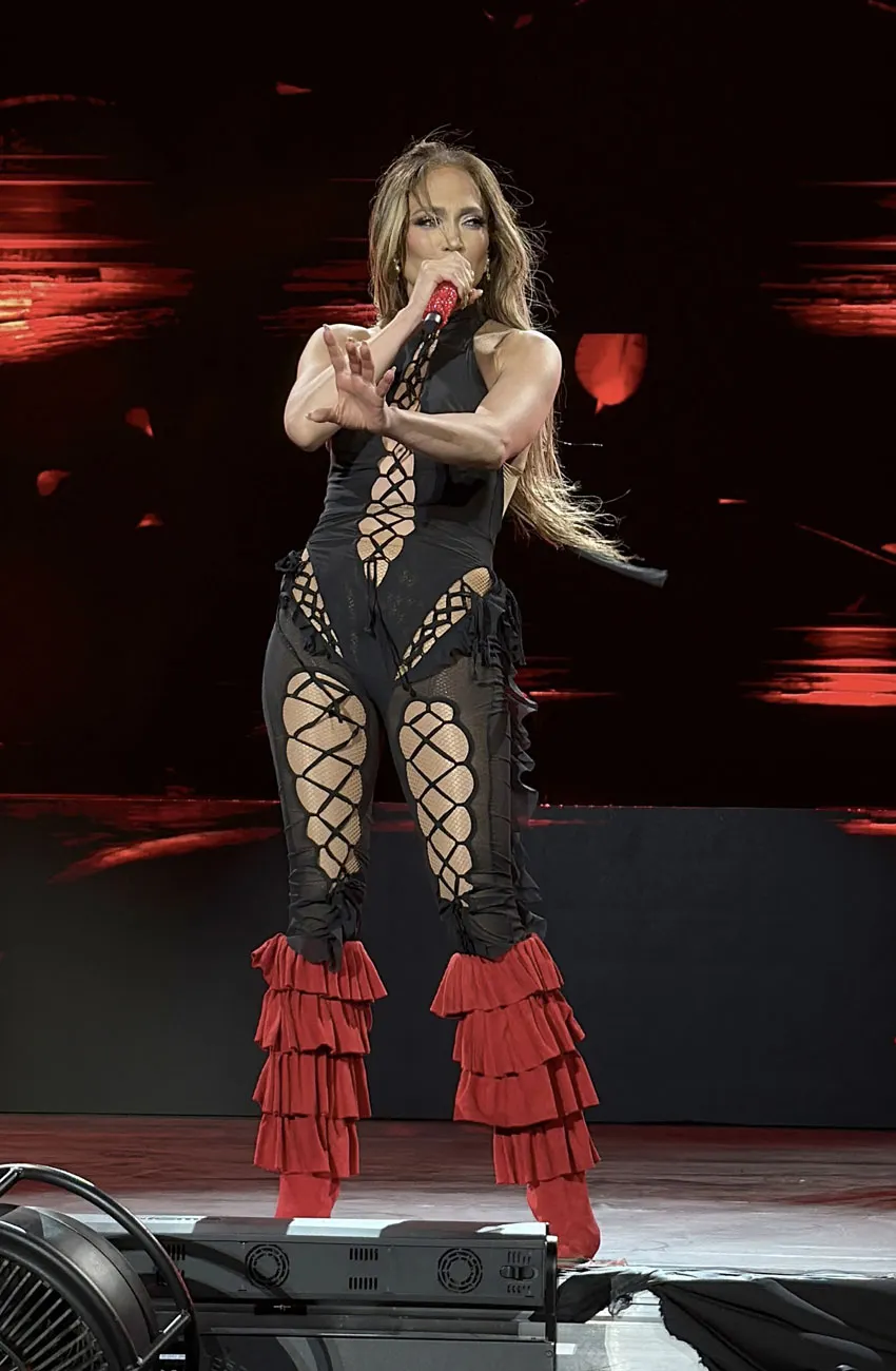 Thiết kế cắt xẻ và ôm sát luôn là ưu tiên của cô.