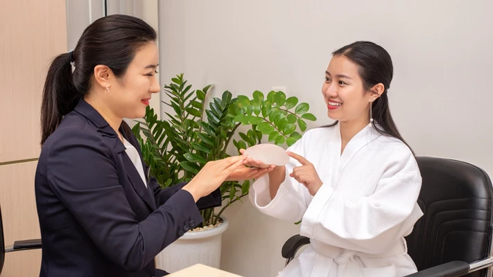 bác sĩ phẫu thuật thẩm mỹ cho bệnh nhân