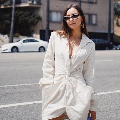 blogger modersvp jumpsuit màu kem túi xách xanh phong cách tối giản - feature