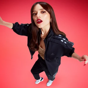 tân đại sứ thương hiệu của adidas là jenna ortega