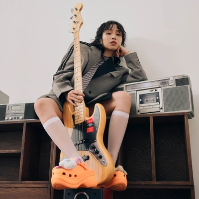 Ca sĩ Mỹ Anh phong cách cùng Crocs Bae Clog