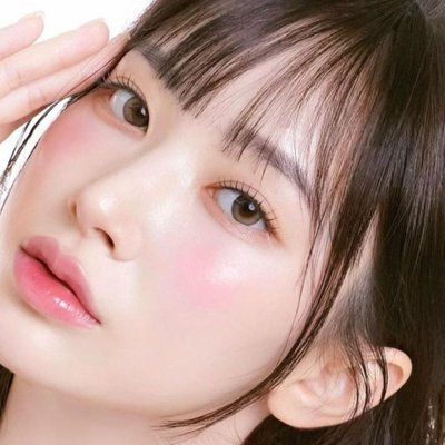Cô gái da trắng mịn, không mụn trứng cá