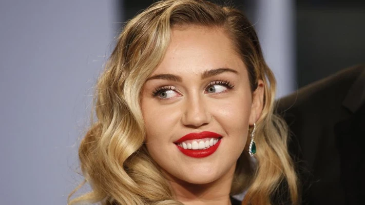 Những kiểu tóc gắn liền với câu chuyện tình yêu tròn một thập kỷ của Miley Cyrus