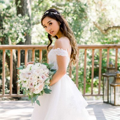 youtuber jenn im mặc váy cưới trễ vai cầm bó hoa cưới posy ngắn