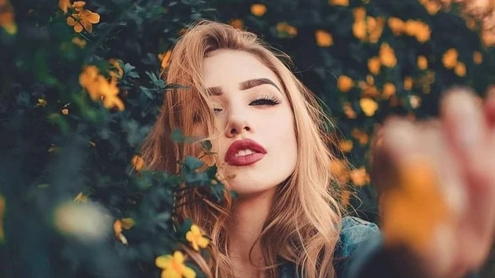 cô gái cầm chai nước hoa mùa thu ft01a