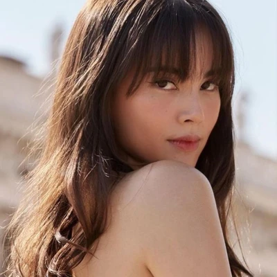Urassaya Sperbund với phong cách tạo khối bằng một cây son