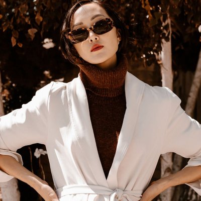 chriselle lim phối đồ với áo cổ lọ màu nâu và áo khoác trắng