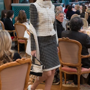 bst thoi trang chanel prefall 2017