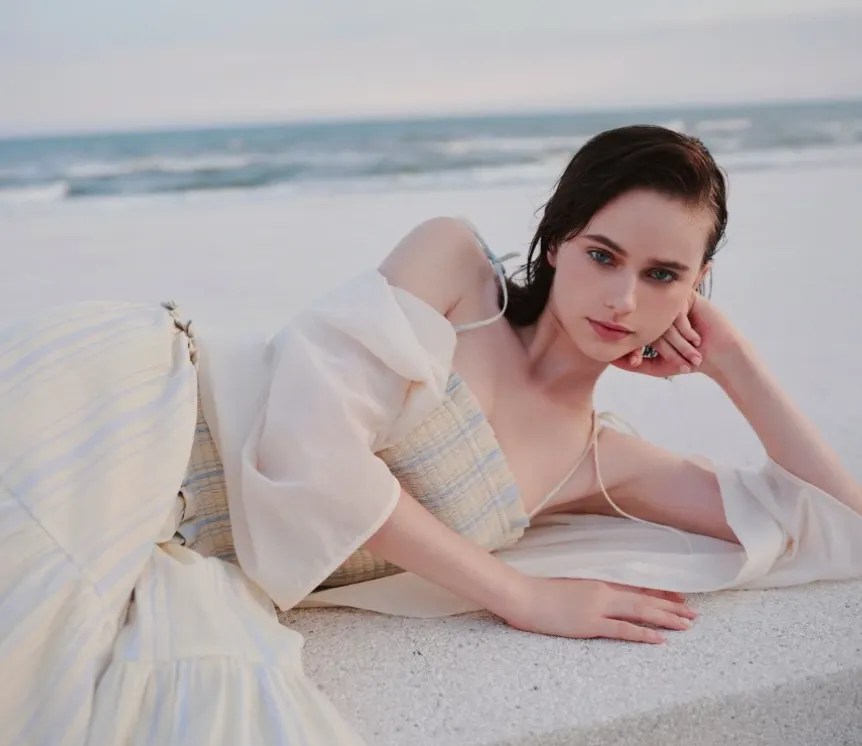 Váy maxi và áo khoác mỏng tạo nên vẻ thướt tha khi sải bước dọc bờ biển.