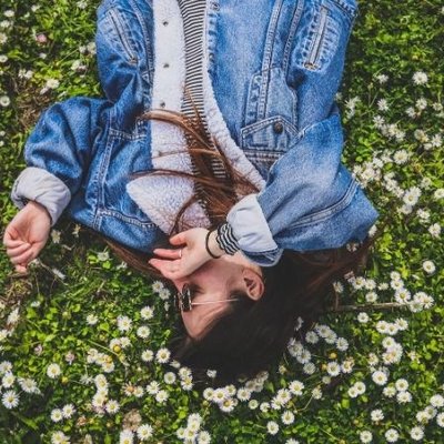 dấu hiệu công nhận - cô gái nằm trên bãi cỏ