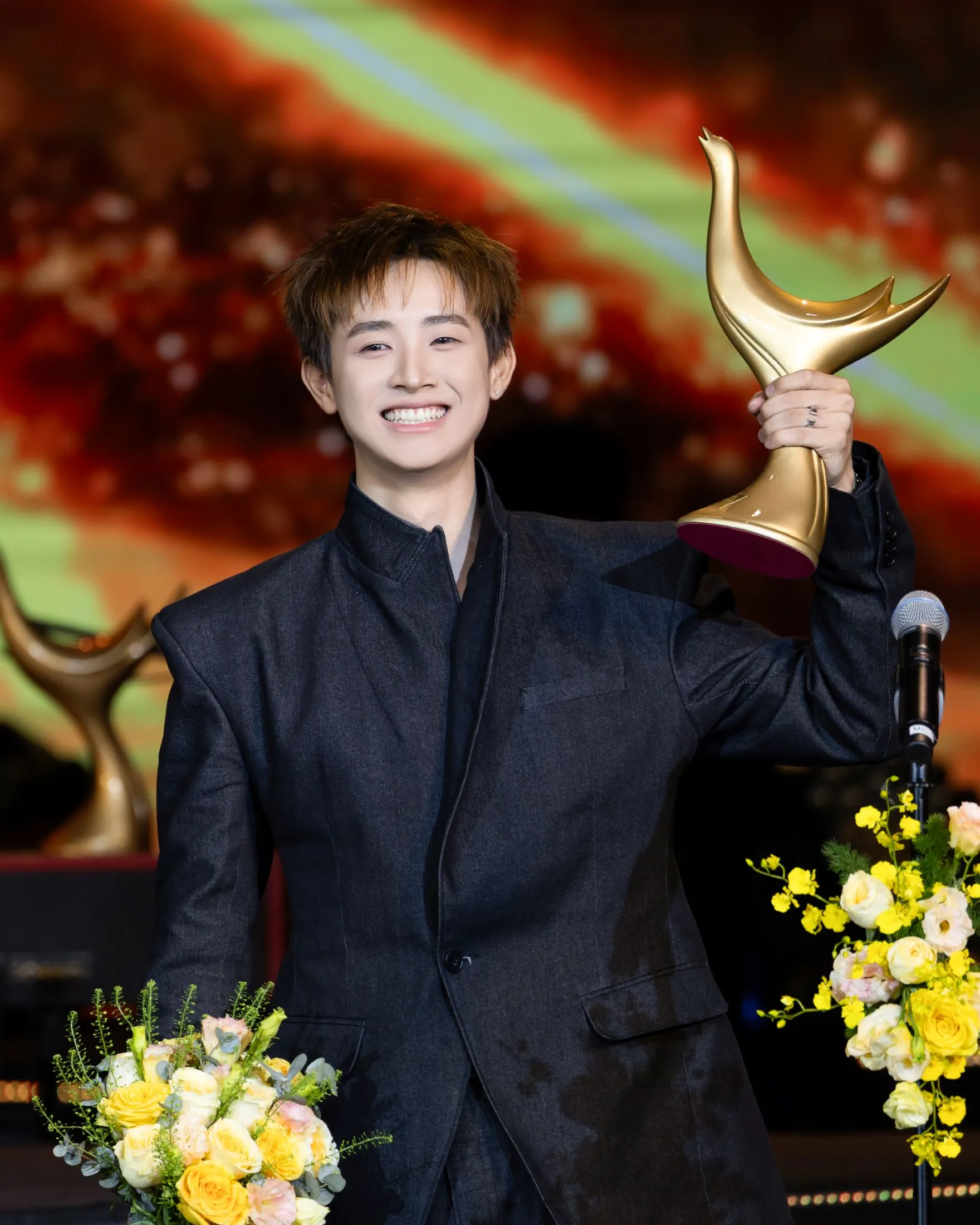 nam ca sĩ congb cười rạng rỡ khi nhận giải thưởng tại giải cống hiến 2026