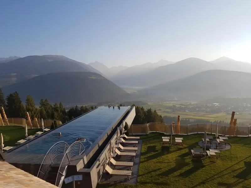 Bể bơi của khách sạn Hubertus, Italy