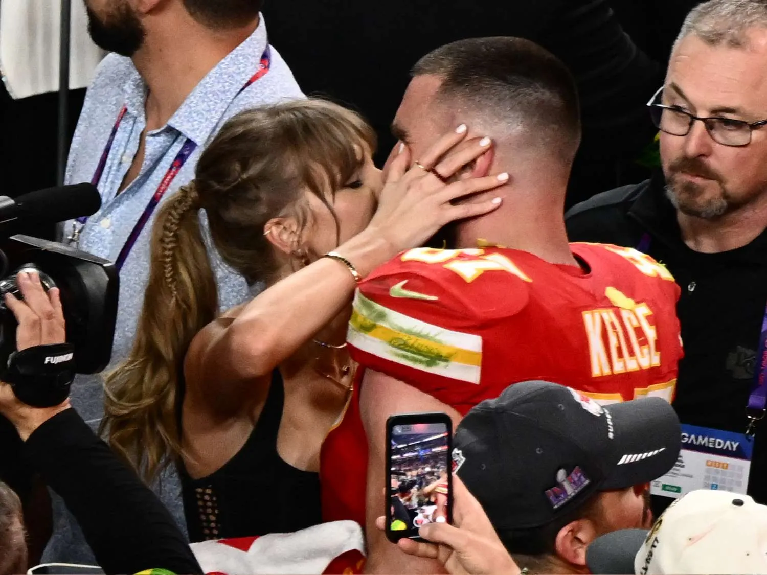 Taylor Swift ăn mừng chiến thắng Super Bowl với Travis Kelce elle