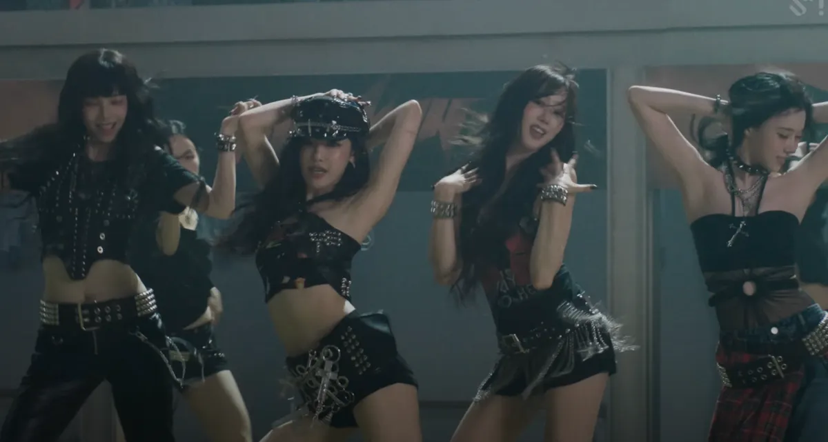 thời trang MV Rock Star của aespa 
