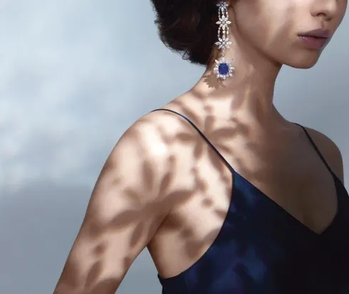 Mẫu hoa tai được làm từ chất liệu vàng trắng 18ct với tâm điểm là đá sapphire và kim cương cắt hình tròn và hình hạt dưa.