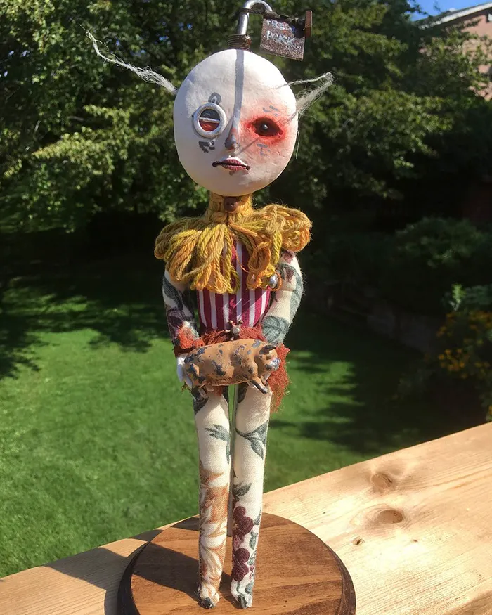 Hình ảnh các tác phẩm có phần u ám và creepy của cậu bé với những ý nghĩ rất riêng