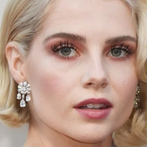 Phong cách trang điểm với son môi màu nude “chiếm sóng” thảm đỏ Oscars 2019