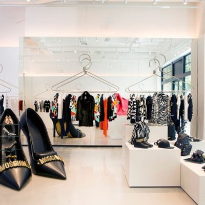 Điểm tin thời trang: Moschino bị kiện vì phân biệt chủng tộc. Tuần lễ Thời trang thuần chay đầu tiên trên thế giới được ra mắt