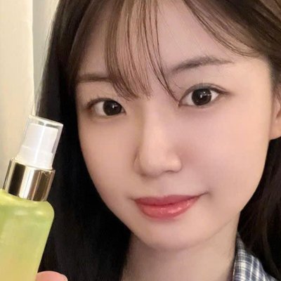 Cô gái da trắng skincare cải thiện mụn ẩn