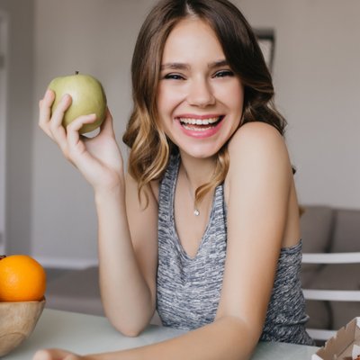 cô gái mỉm cười thực phẩm cải thiện tinh thần