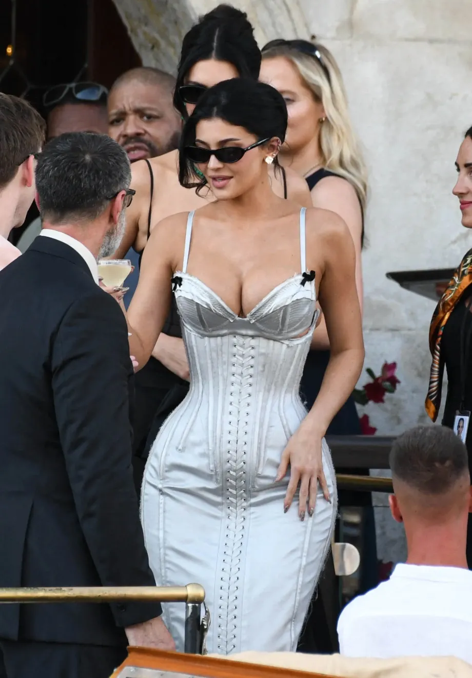 Chị em Kendall & Kylie Jenner tự đám cưới tại venice
