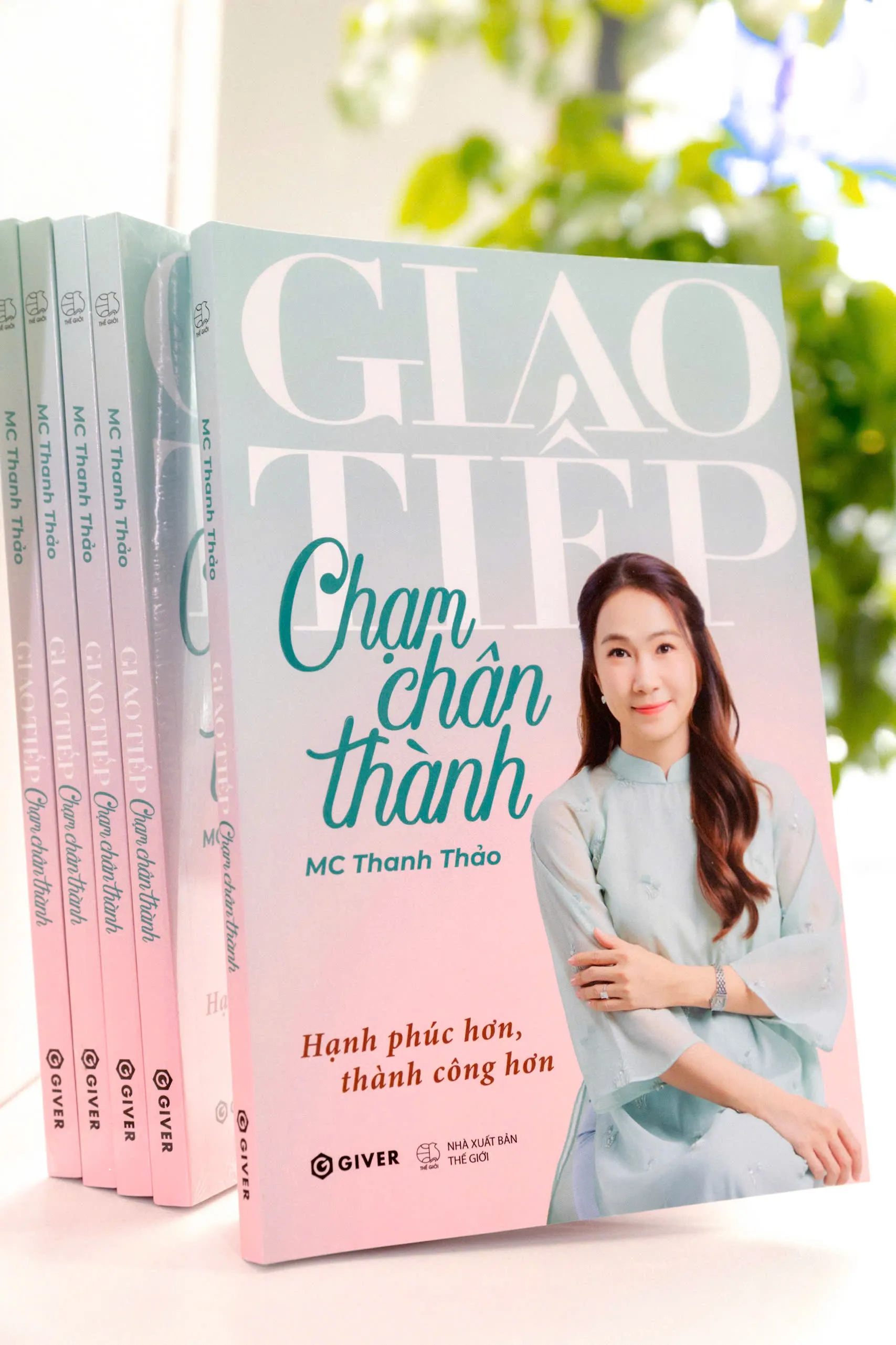 Sách "Giao tiếp chạm chân thành" của MC Thanh Thảo Hugo
