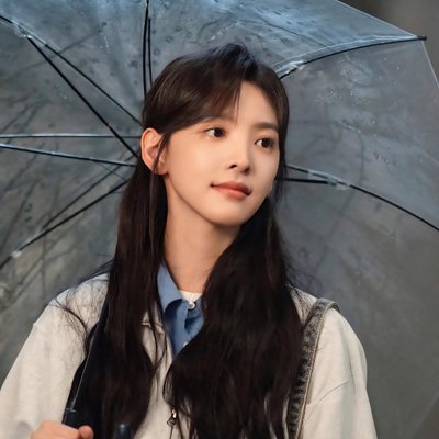 Chương Nhược Nam cầm ô