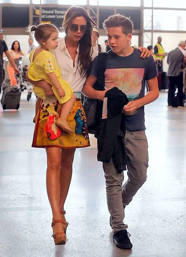 Victoria Beckham thừa nhận đã từng bơm ngực và bị bắt nạt ở trường