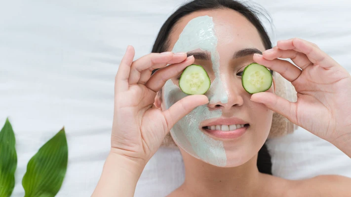 cô gái đắp mặt nạ dưa leo - tẩy da chết