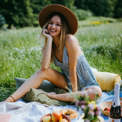 cô gái đang đi picnic