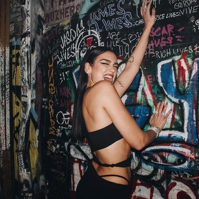 dua lipa xu hướng áo hở lưng
