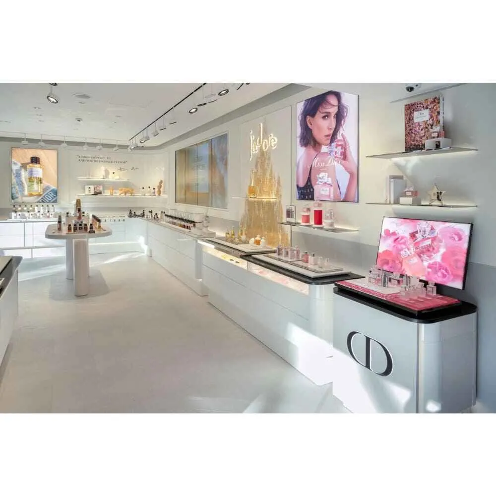 bên trong cửa hàng Dior Beauty tại Hà Nội