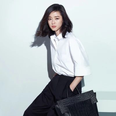 jun ji hyun mặc áo sơ mi trắng đeo túi alexander mcqueen