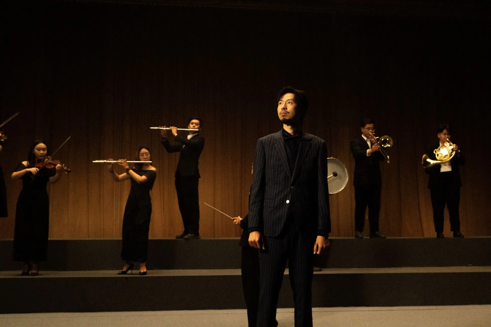 Ca sĩ Đen Vâu cùng dàn nhạc công trong mv Việc Lớn