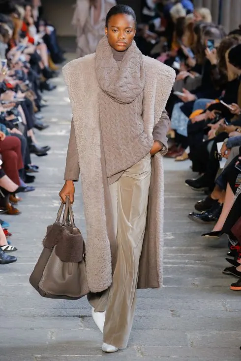 Những chiếc áo len cổ vặn thừng trong BST Thu-Đông của Max Mara