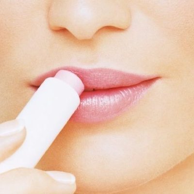 Top 10 thỏi son dưỡng môi tốt được phái đẹp yêu thích