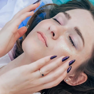 cô gái đang vô tay lên mặt - ánh sáng xanh