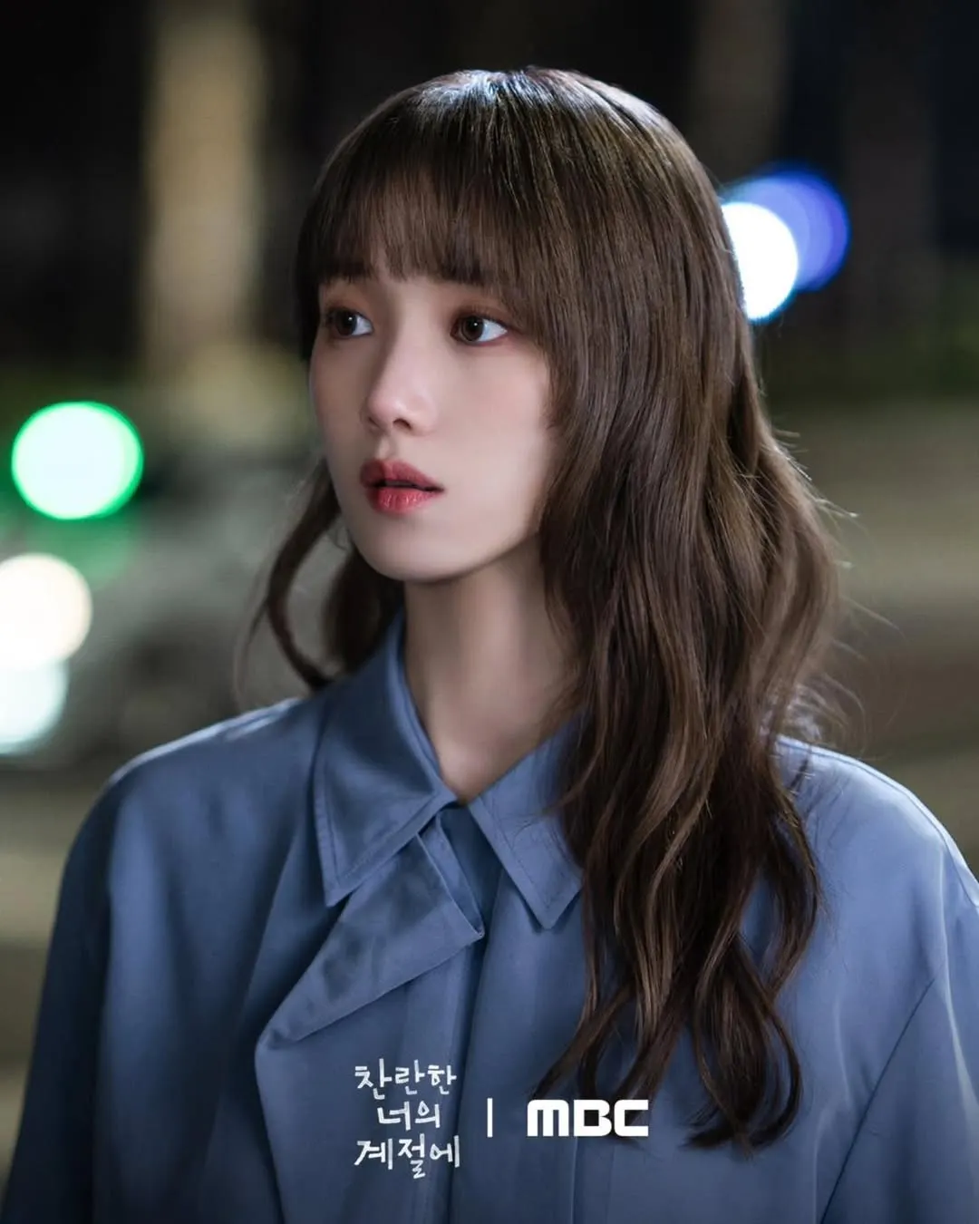 Lee Sung Kyung diện sơ mi xanh