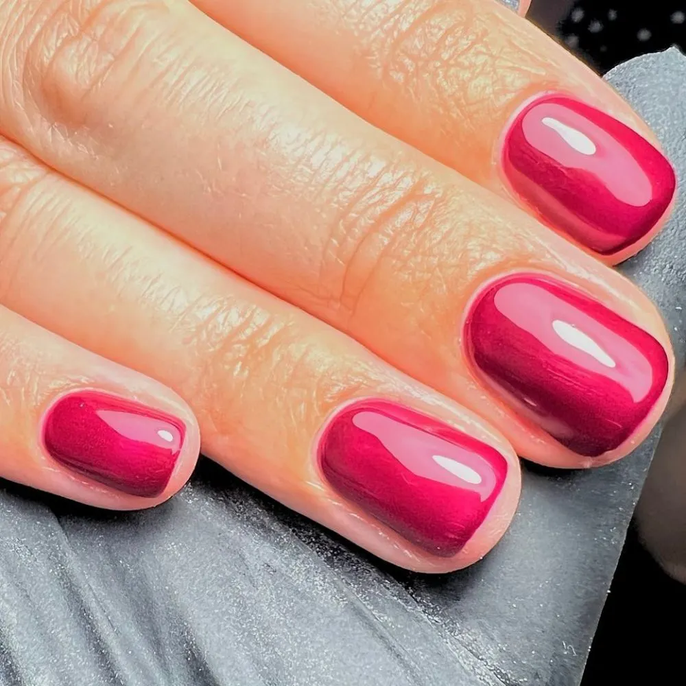 Hình ảnh lớp sơn móng đỏ Ruby.