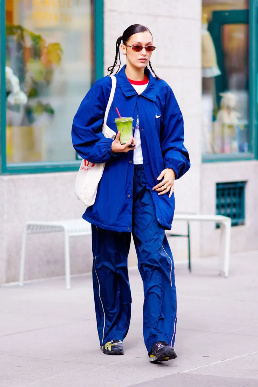 Bella Hadid xanh dương cobalt
