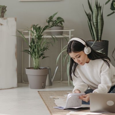 cô gái làm việc năng suất và không lười biếng