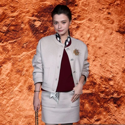Becky Armstrong thanh lịch trong bộ trang phục của Chanel Xuân Hè 2026 tại Paris Fashion Week