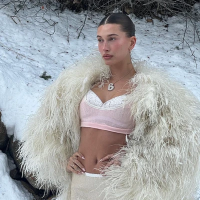 Hailey Bieber khoác áo choàng lông và diện kiểu tóc búi sleek bun