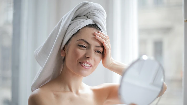 Cô gái soi gương để đắp mặt nạ tự làm