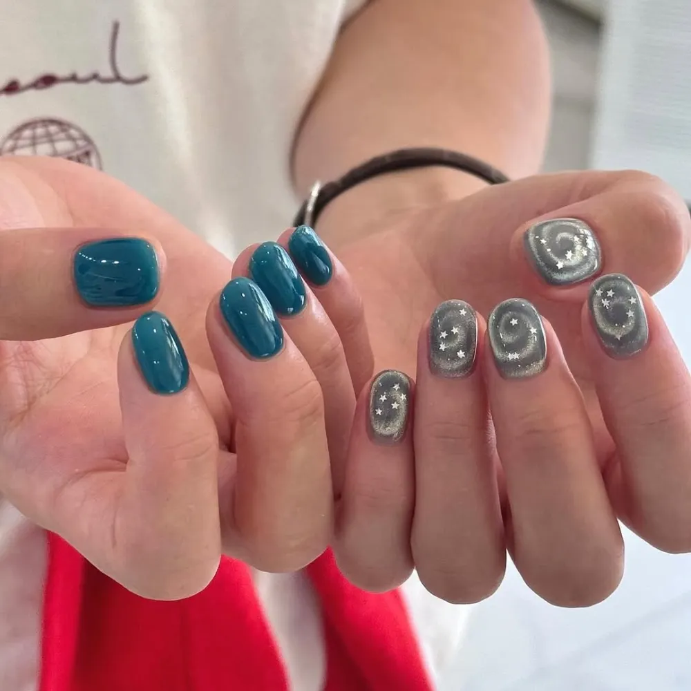 Đôi tay với kiểu nail xanh đậm và xám ánh kim lấy cảm hứng từ mẫu nail của Winter (aespa)