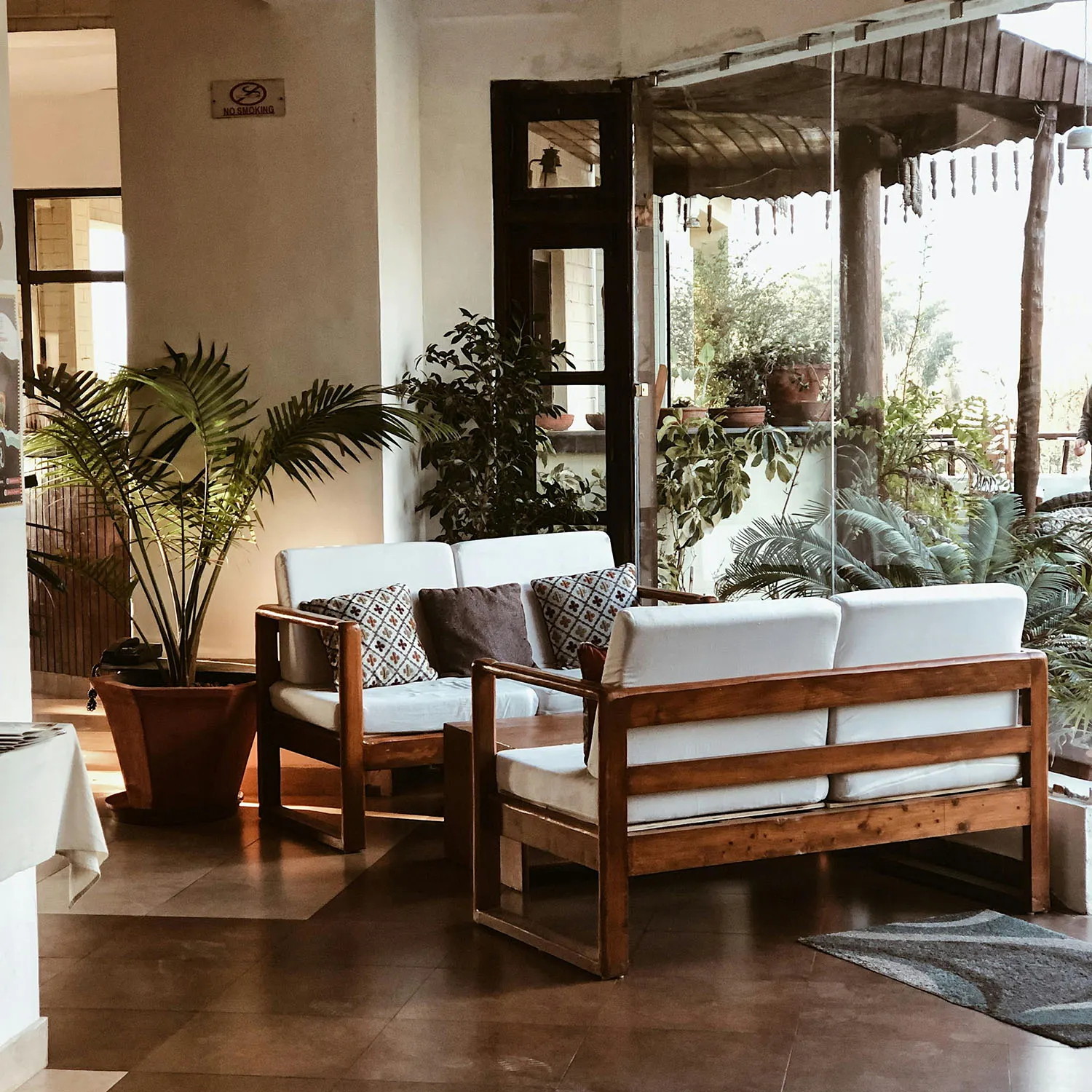 phòng khách có yếu tố mộc chủ đạo